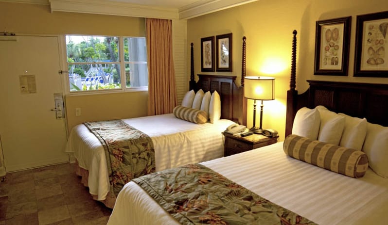 Tradewinds Island Grand - Poolside Suite Bedroom